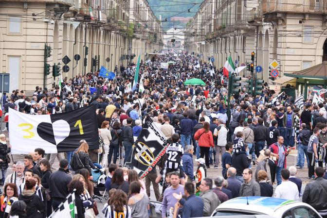 I festeggiamenti dei tifosi della Juventus per le vie del centro di Torino. Ansa